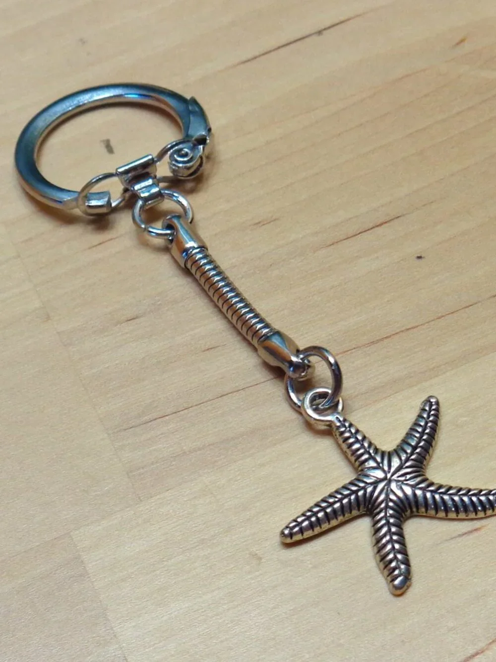 BEACH FASHION DETAILED STARFISH RHODIUM SNAKE KEYCHAIN